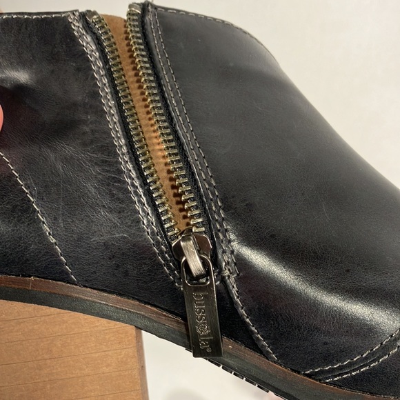 Bussola Ankle Boots - Picture 6 of 11
